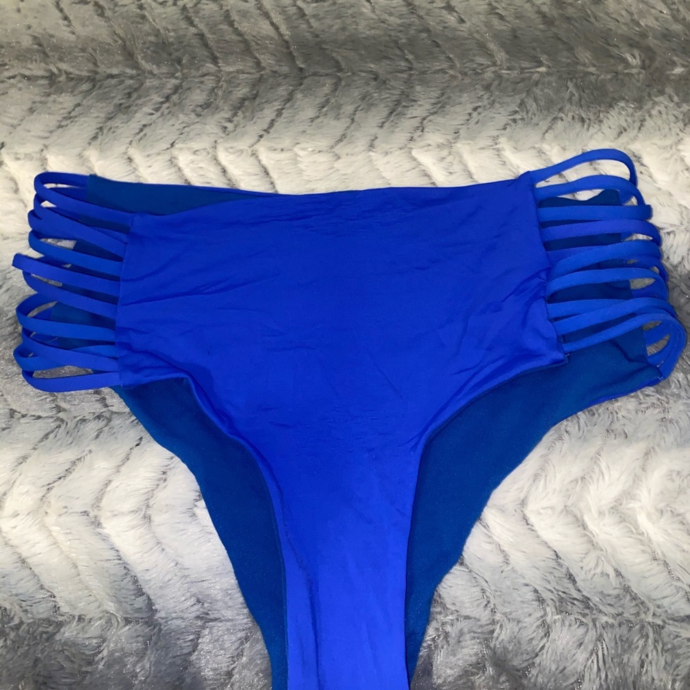 Bikini - Picture 5 of 7